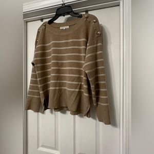 Madison Hudson long sleeve sweater is a size XL.